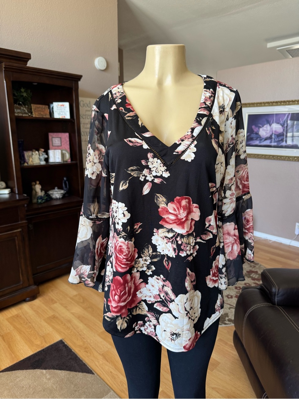 Boutique black floral V-neck long ruffled sleeves-size L